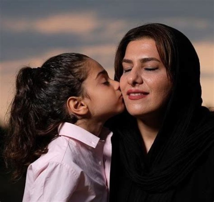 
Arat Hosseini Height, Age, Religion, Nationality, Wikipedia, Partner, Parents, Gender, Net Worth 